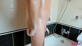 Nevlastní sestra svádí nevlastního bratra k šukání a ochutnání jeho výstřiku, tak horké! 🔥