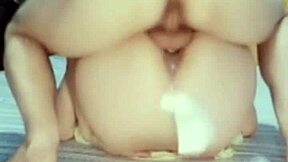 ワオ、アジアンの学生がワイルドな情熱でチンポに騎乗！ 😍