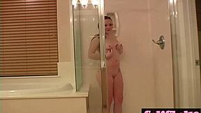 Brunetka palcami w ciasnej cipce pod gorącym prysznicem