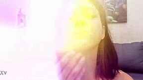 Hé, tu veux voir la belle sœur Gemma Leone se faire enculer profond?