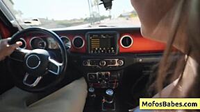 Sarışın sürtük Chloe Rose Charles Dera'yı nasıl bu kadar ıslak emiyor?