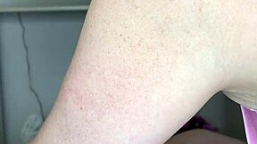 Vau, tämä venäläinen milf vahaa karvaista kyrpää ammattilaisen lailla!