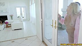 Madrasta Laura Bentley, Sua Buceta Madura Leva a Pancada Dura do Bambino.