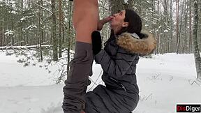 Heiße Braut giert nach dampfendem Sex im verschneiten öffentlichen Wald