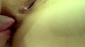 Тя пръдва толкова силно, че съседите се оплакват. Аз все пак се гмуркам да ближа нейния стегнат задник.