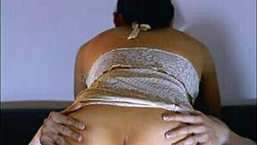 ラテン系ティーンが不倫の絶頂中に恍惚のうめき声