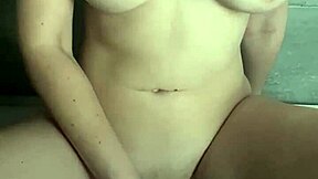 年轻英国女孩在淋浴中用玩具猛自慰！