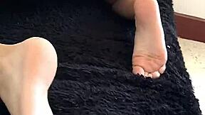 קולגיאלה קטנה 18+ מציגה רגליים חמודות בסרט ביתי אמיתי