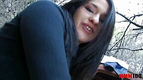 Wow! Stortittad zigenarhona får rumpan slagen i vilda skogen