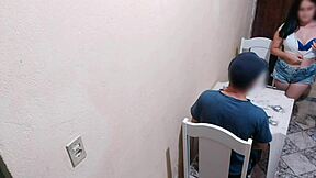 Młodzi brazylijscy amatorzy dostają ostrego seksu w barze podczas deszczowej przerwy na ulicy