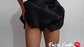 אישה רוקדת פאנק בלי תחתונים מציגה תנועות סקסיות בחצאית