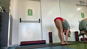 Forró borotvált tinédzser edzőtermi szexi foglalkozáson punci játékkal