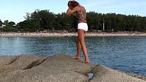 Секси тийн 18+ модел Milana G обсебена от тесните си бански.