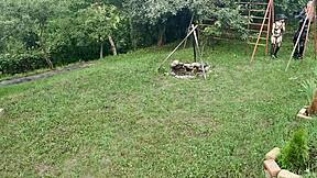 البلوندة التي في التلفزيون تُدرب كسها بقسوة من قبل دومينا غوث سكسي في الهواء الطلق