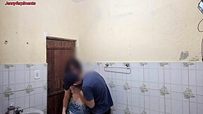 Mladý pár se plíží do baru na parní veřejný sex s těsnou Latinou