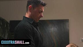 Kuutikainen Breezy Bri houkuttelee isän kaverin seksileluilla alusvaatteissa