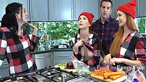 Weihnachtszeit wird geil mit Familien-Freeuse für Serena Hill und Violet Spice