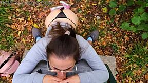 Hej, omal nas nie złapali, jak mu ssałam w parku na facial.