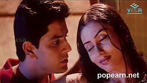 Namitha seduce a un chico adolescente de 18+ durante una sesión de baño caliente