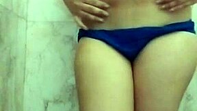 Kawan perempuan baru jari diri di bilik air dengan cakap kotor Hindi panas