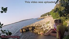 Йо, эта 18+ учительница сосет мне на хорватском общественном пляже!