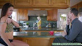 हॉर्नी सौतेली बेटी जिनेवा किंग सौतेले पिता की रिलेंटलेस पाउंडिंग से क्लाइमेक्स तक लालायित है