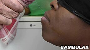 Не мога да спра да смуча този голям бял кур с алчната си ебонова уста и да гълтам сперма