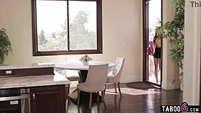 วัยรุ่นเอเชียเพื่อนบ้านลืมใส่กางเกงในแล้วแสดงทุกอย่างใต้กระโปรง! 😲