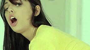 Δες τη Τζίνα Βαλεντίνα και τον σταλίων σε δράση. Μαύρη γκόμενα δίνει βοηθητικό χέρι σε σεξ