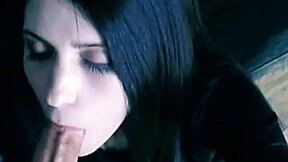 Ich sah, wie ein Kerl eine süße Brünette lutschen ließ und Sperma auf sie bekam