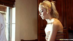 Ribanc Chloe Cherry lebukik, hogy baszta a mostohaapját