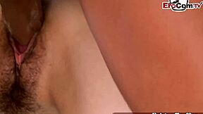 수줍은 아시안 젊은 여자가 털난 일본 보지를 크림파이로 채워