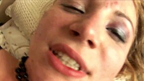 هذه الفتاة 18+ تدخل الضوء لفيديو إباحي خام أولها. شاهد بريقها!