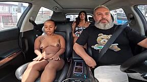 Yo, Anazinha do Mau, nue dans la voiture, semant le chaos dans les rues de Sao Paulo
