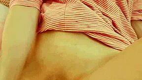 Wah, cewek Asia mungil 18+ 95lbs regang memek ketat pake dildo beowulf gede dan klimaks!