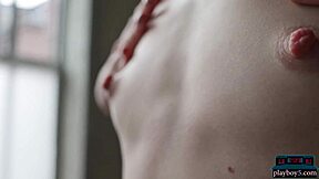 Худенькая русская девчонка Стелла делает чувственный стриптиз для Playboy