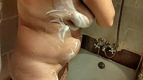 بليو جوب خطير على شرفة فندق مصري قبل تنظيف الدش بالسائل