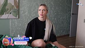 خذي هذا الزب الآن، أو سيخبر والداك عن إباحيتك. تخون زوجها المهزوم مع أخيها.