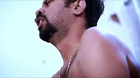 色情印度妻子Sudipa穿纱丽感官诱惑