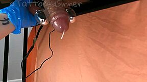 我爱收集护士射精合集，骑乘纹身18岁少女在卧室和户外厕所