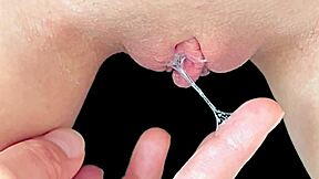 Palcowanie ociekającej mokrej ciasnej cipki 18-letniej nastolatki 18+