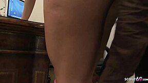 קוגר מילף עם תחת גדול מפתה בחור עם זין גדול לכיף במשרד