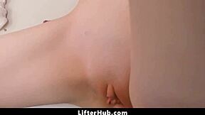 एलपी ऑफिसर टीन 18+ को शॉपलिफ्टिंग इंटरोगेशन के लिए लिफ्टरहब में बैकरूम ले जाता है!