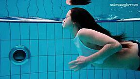 Horny teenka 18+ rýchlo vyzlečie nahá a odhalí svoje sexy telo vonku