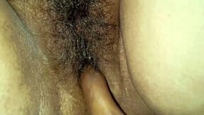 كس ناضج ضيق مشعر لبهابي هندية يتم تلميعه بأصابع صديقها في فيديو منزلي