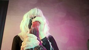 Douce fille en mini-jupe prend un énorme gode cheval en creampie ?