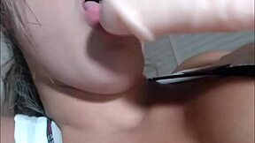 Είμαι εμμονικός με το να δειχνώ το σώμα μου της νεαρής τρανς στην κάμερα