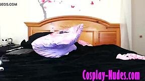 Chica Sexy de Cosplay Luce Movimientos Calientes