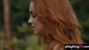 Kleine 18+ titted Rothaarige Russin nackte Babe Kate hackt Holz draußen. Mann, sie ist atemberaubend in der Wildnis!