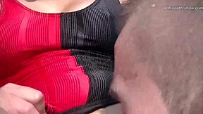 Gli amanti di Candy si immergono in sesso selvaggio subacqueo vicino alla piscina